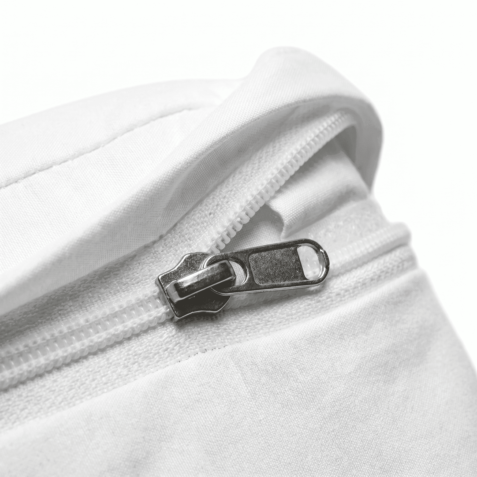 Triple-seal zipper closure detail